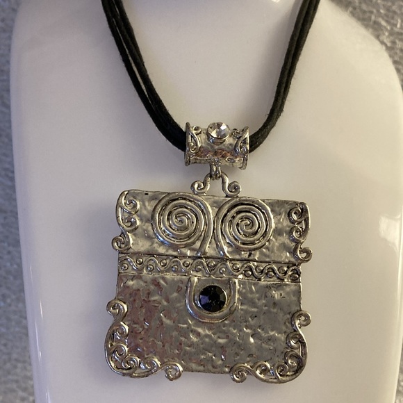 NWOT - Black Triple Strand Shiny Silvertone Hanging Square Pendant Necklace - Picture 4 of 9